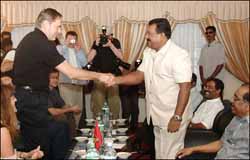 Norwegian FM and his delegation meet with LTTE leader Mr. V. Pirapaharan